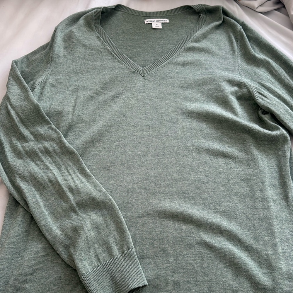 Amazon essentials V neck sweater size XL